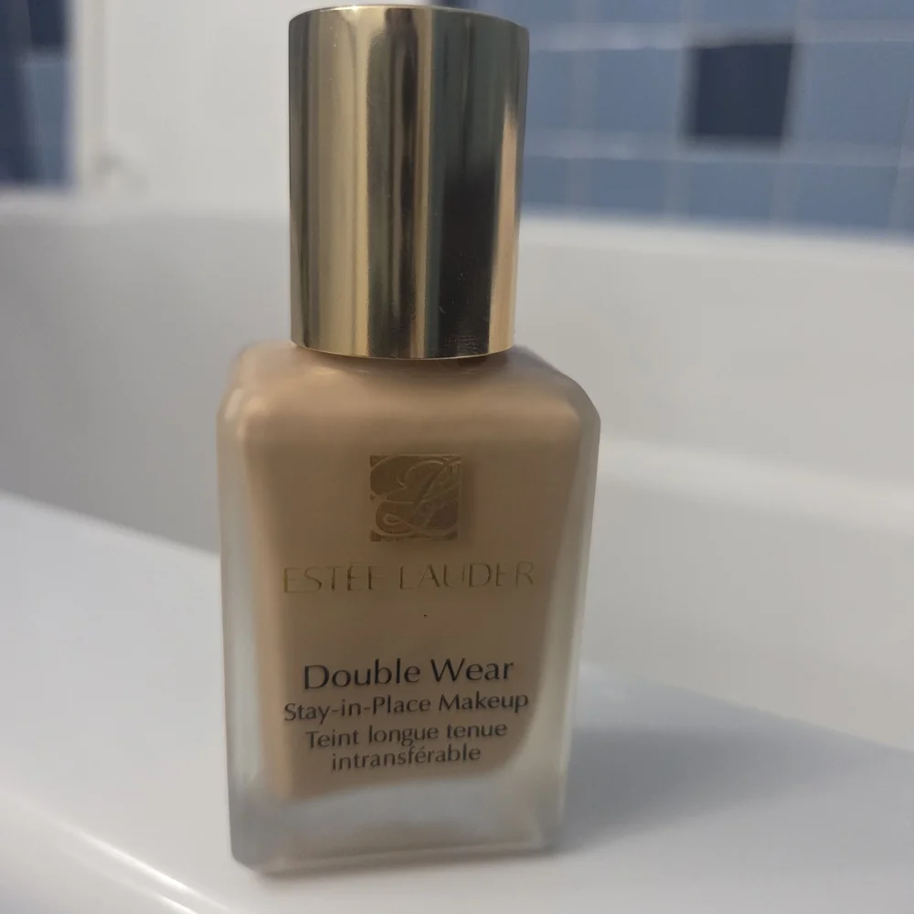 Estee Lauder Double Wear Stay-in-Place Makeup - Cream - Picture 3 of 5